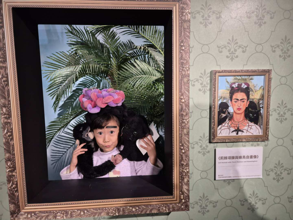 士林科教館特展-荊棘項鍊與蜂鳥畫像